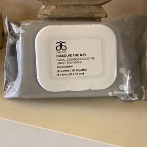 BRAND NEW Arbonne Dissolve the Day Facial Cleansing Cloths